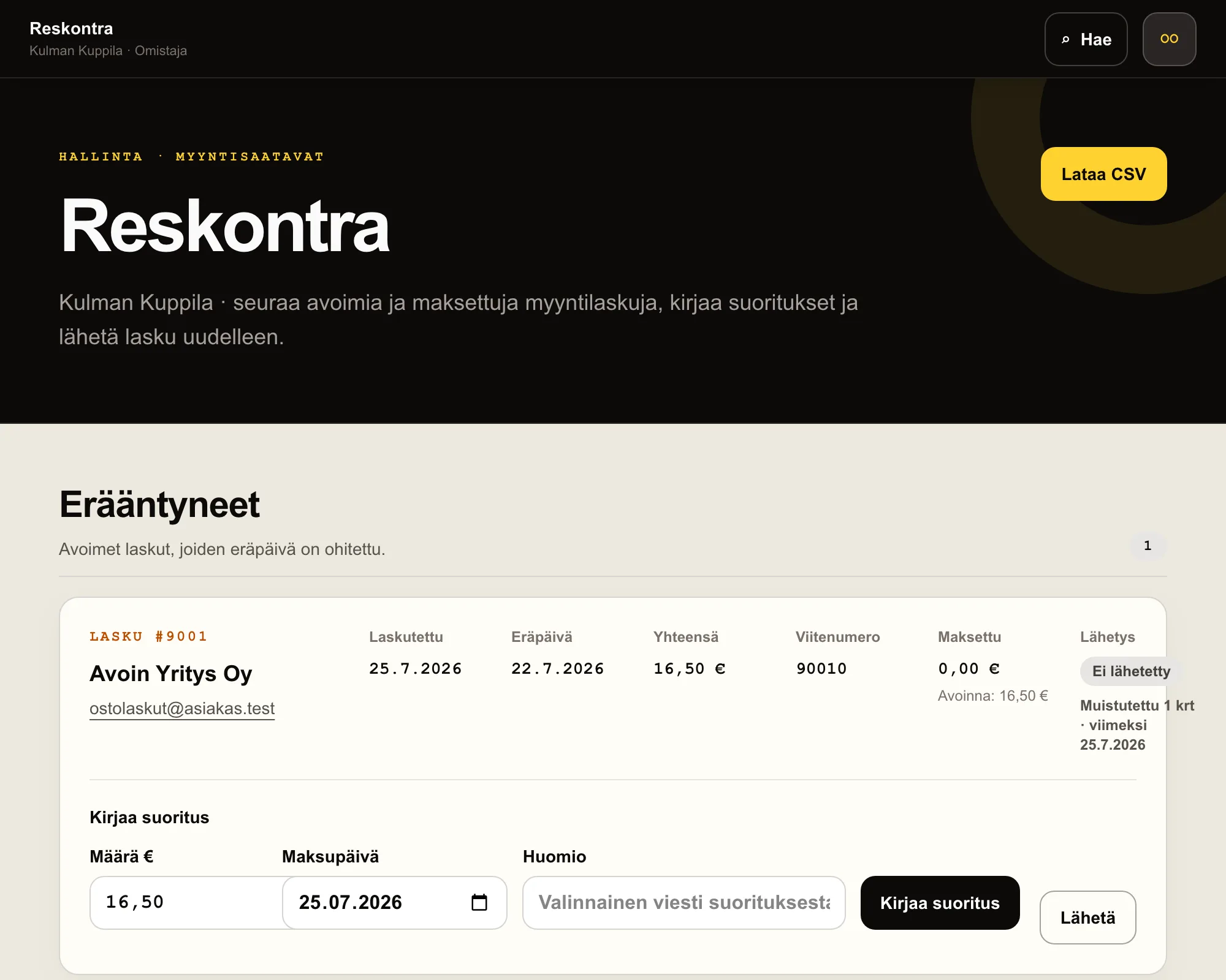 Reskontra-näkymän Erääntyneet-osio, jossa avoimen laskun muistutustila ja suorituksen kirjauslomake näkyvät samalla kortilla.